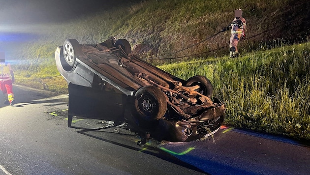 Der Ausritt mitten in der Nacht endete für den Pkw-Lenker und das Fahrzeug auf dem Dach.