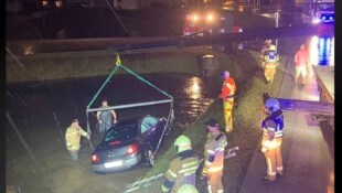 Mit einem Bergeunternehmen musste die Feuerwehr ein Auto aus einem Retentionsbecken fischen.