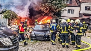 Der Brand breitete sich rasant aus und beschädigte auch die angrenzenden Häuser.