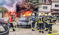 Der Brand breitete sich rasant aus und beschädigte auch die angrenzenden Häuser.