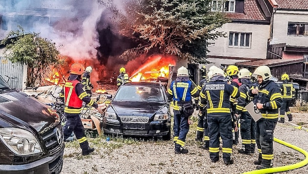 Der Brand breitete sich rasant aus und beschädigte auch die angrenzenden Häuser.