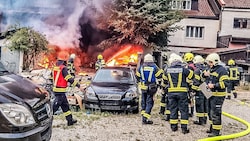 Der Brand breitete sich rasant aus und beschädigte auch die angrenzenden Häuser.