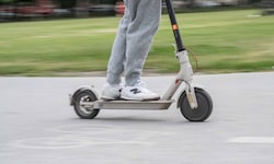 In der Oststeiermark ist ein 15-Jähriger mit einem E-Scooter gestürzt (Symbolbild).