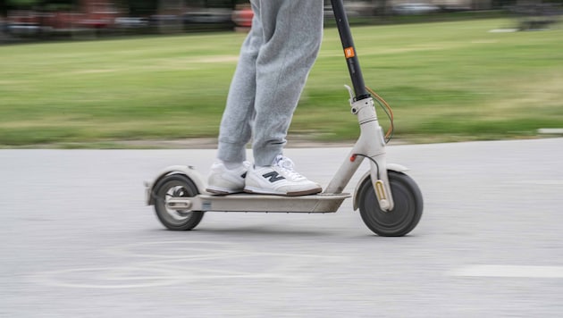 In der Oststeiermark ist ein 15-Jähriger mit einem E-Scooter gestürzt (Symbolbild).