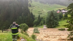 Mehrere Muren verlegten die Straße, die Aufräumarbeiten laufen auf Hochtouren.