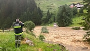 Mehrere Muren verlegten die Straße, die Aufräumarbeiten laufen auf Hochtouren.