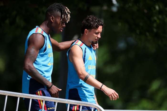 Yeremy Pino (re.) und Nico Williams stehen dem spanischen Team im Spiel gegen Österreich nicht ...