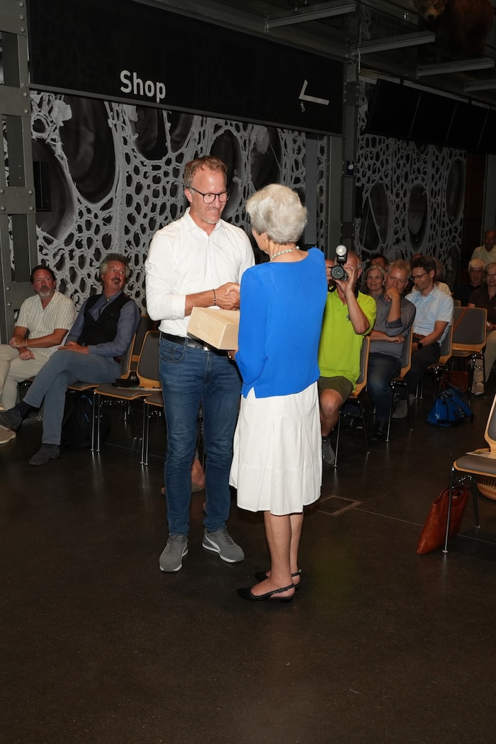 Landesrat Christian Gantner überreichte ein Präsent.