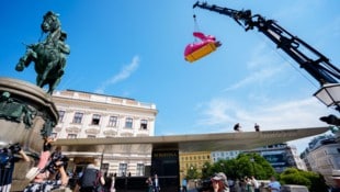 120-Kilo-Skulptur wird aufs Vordach gehoben.