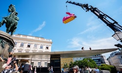 120-Kilo-Skulptur wird aufs Vordach gehoben.