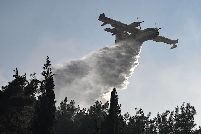 Ein Löschflugzeug