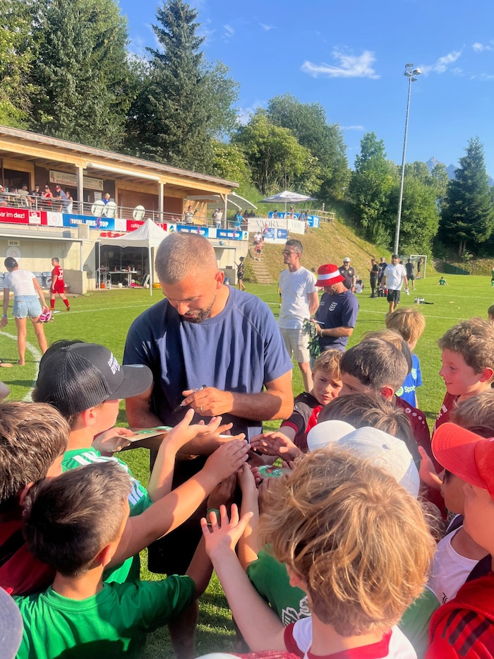 Lukas Hinterseer, aktuell kickt er bei der WSG Tirol, schrieb fleißig Autogramme.