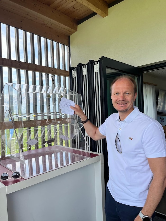 Innsbrucks Bürgermeister Johannes Anzengruber bei der Verlosung.