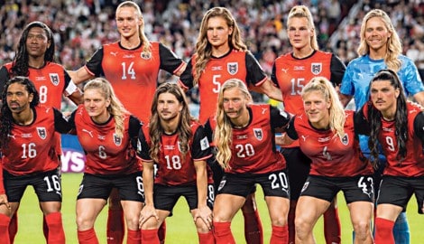 So scheint Babler unsere Nationalelf zu sehen. Die SpielerInnen zogen beim Match gegen Spanien ...