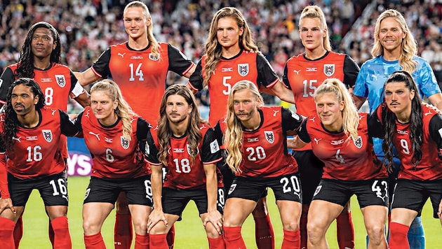 So scheint Babler unsere Nationalelf zu sehen. Die SpielerInnen zogen beim Match gegen Spanien ...