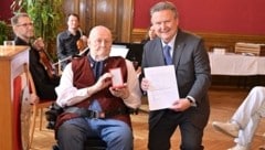Franz Karl mit Wiens Bürgermeister Michael Ludwig bei der Verleihung des Silbernen Ehrenzeichens ...