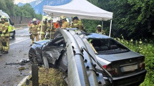 Das Auto wurde unter die Leitplanke geschleudert.