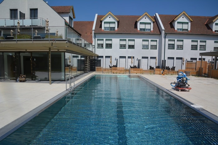 Hinter dem Pool ist auch ein Kiesbeet. Einige Zimmer haben direkten Zugang zum Innenhof.