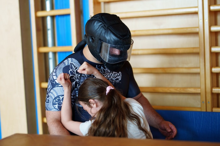 Mit ihren Ellenbogen stemmten sie sich gegen die Männer.