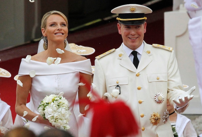 Die wunderschöne Braut Charlène von Monaco strahlt an der Seite von Fürst Albert nach der ...