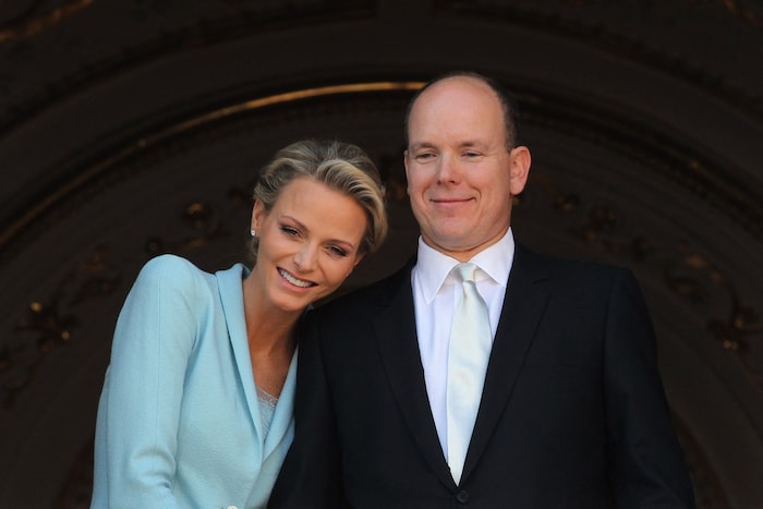 Charlène und Albert von Monaco nach ihrer standesamtlichen Trauung am 1. Juli auf dem Balkon des ...