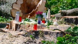 Angehörige des getöteten 26-Jährigen hielten eine kleine Andacht und platzierten Kerzen für ihn.