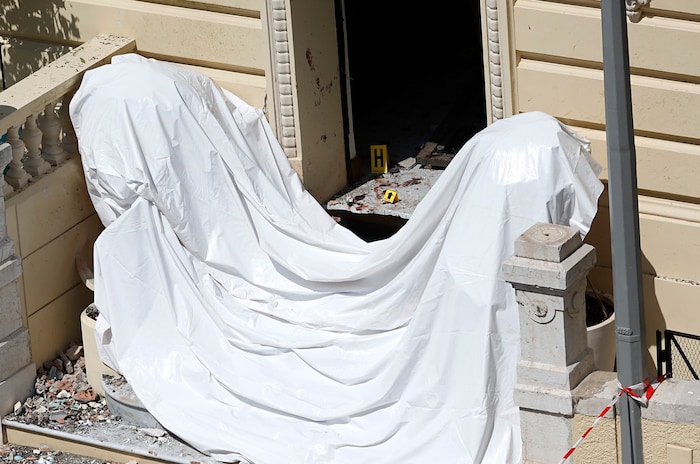 Nach der Explosion: Im Eingang dieses Gebäudes detonierte am Abend des 30. Juni eine Paketbombe.