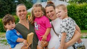 Jenny Schefbänker (li.) und Verena Rieß freuen sich für ihre Kids über die Rettung der Lifte.