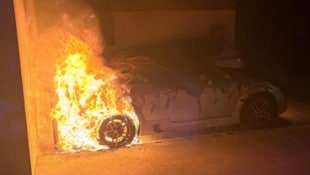 Drei Jugendliche zündeten in Möllersdorf ein Auto und Mülltonnen an – in einem Internat sorgen ...