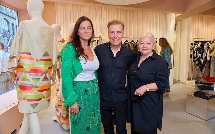 Katharina Nehammer zusammen mit Kutoğlu und Brigitte Kren (re.).