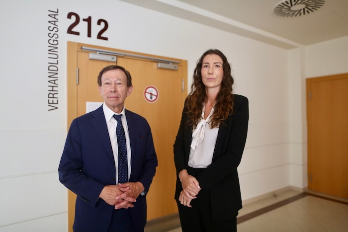 Verteidiger-Duo Rudolf Mayer und Anna Mair erzielen einen großen Erfolg für ihren Mandanten.