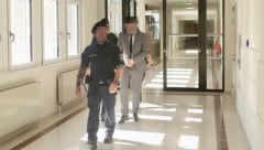 Der 35-Jährige wird aus der U-Haft vorgeführt – schließlich geht es um zweifachen Mordversuch.