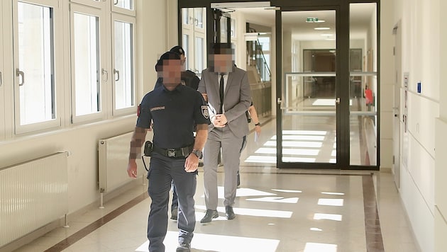 Der 35-Jährige wird aus der U-Haft vorgeführt – schließlich geht es um zweifachen Mordversuch.