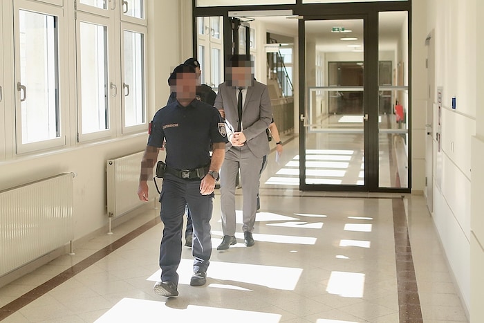 Der 35-Jährige wird aus der U-Haft vorgeführt – schließlich geht es um zweifachen Mordversuch.