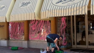 In der Nacht auf Freitag wurden die Zehrer-Schaufenster beschmiert. Mittlerweile sind sie wieder ...