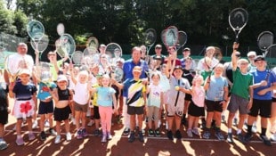 Mit Elternurlaub, Betreuung durch die Großeltern, Sportwochen, Ferienspielen und diversen Camps ...