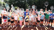 Mit Elternurlaub, Betreuung durch die Großeltern, Sportwochen, Ferienspielen und diversen Camps ...