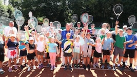 Mit Elternurlaub, Betreuung durch die Großeltern, Sportwochen, Ferienspielen und diversen Camps ...