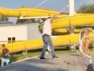 Irre! Dieser Screenshot zeigt, wie der Bademeister mit dem Taser einen Schuss Richtung ...