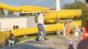 Irre! Dieser Screenshot zeigt, wie der Bademeister mit dem Taser einen Schuss Richtung ...
