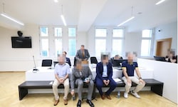 Die vier Polizeibeamten bekennen sich nicht schuldig – es drohen Haftstrafen.