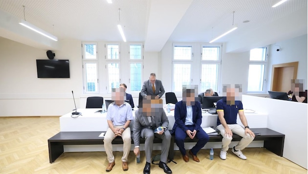 Die vier Polizeibeamten bekennen sich nicht schuldig – es drohen Haftstrafen.