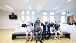 Die vier Polizeibeamten bekennen sich nicht schuldig – es drohen Haftstrafen.