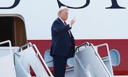 US-Präsident Donald Trump ist am Mittwoch erstmals mit der neuen Maschine Air Force One ...