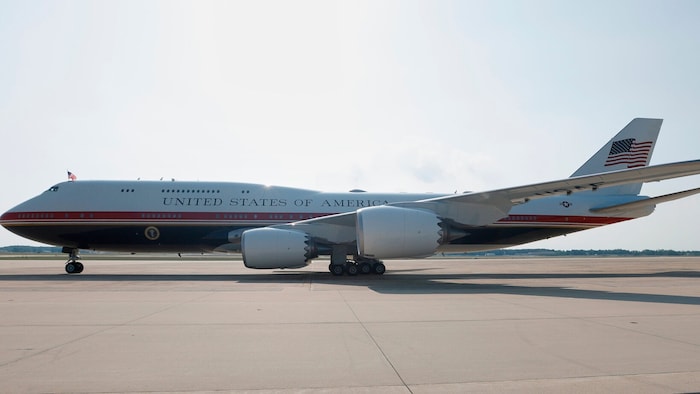 Offiziell wurde das Flugzeug dem Verteidigungsministerium geschenkt.