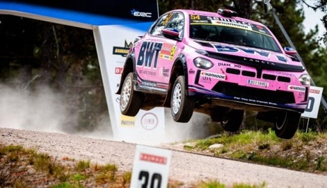 Der pinke Lancia-Bolide ist nur noch Schrott.