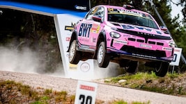 Ein Hingucker: Der pinke Lancia Ypsilon Rally4 fliegt im wahrsten Wortsinn über die Strecke.