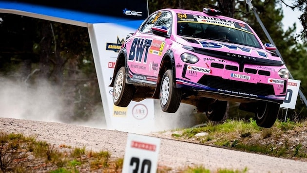 Ein Hingucker: Der pinke Lancia Ypsilon Rally4 fliegt im wahrsten Wortsinn über die Strecke.