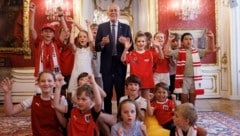 Bundespräsident Alexander Van der Bellen stimmt sich mit jungen Fans auf den WM-Showdown ...