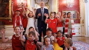 Bundespräsident Alexander Van der Bellen stimmt sich mit jungen Fans auf den WM-Showdown ...